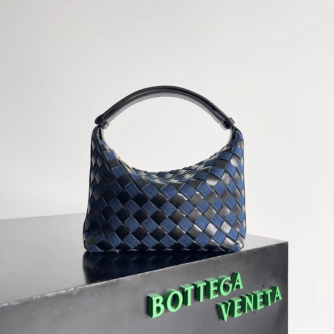 Batch 1560 Different colors collide with different sparks, different materials collide with layers and designs, BOTTEGA VENETA wallace is on the list of retro denim series, the stiffness of denim is matched with soft leather, fashion has no standards, innovation is progress, retro denim, a combination of classics and personality, casual, lazy and unique, the large capacity is too friendly for summer, freeing hands in sultry weather is people's biggest need Style number: 796393 Size: 22*13*9cm